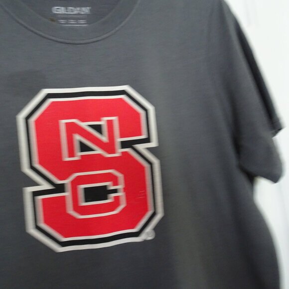 NC STATE UNIVERSITY WOLFPACK  Men's Size Med. Gray S. Sleeve T-Shirt Tee - Picture 2 of 5